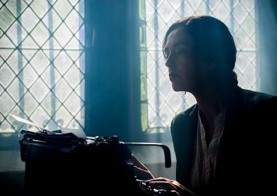 Femme devant une ancienne machine à écrire